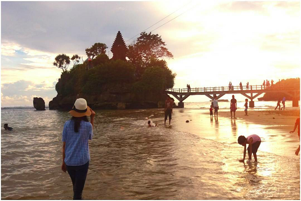 Wisata Sehari ke Pantai Balekambang Malang: Sunset dan Pulau Kecil